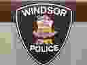 总部讲台上的温莎警察局徽章。