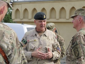 Maj.-Gen. Dean Milner (centre).