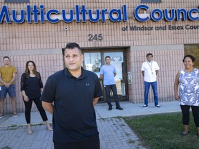 Fred Francis, damals Programm- und Entwicklungsdirektor des Multicultural Council, ist mit Mitarbeitern abgebildet, die maßgeblich dazu beigetragen haben, afghanische Neuankömmlinge hier in Windsor am Donnerstag, den 2. September 2021, unterzubringen.