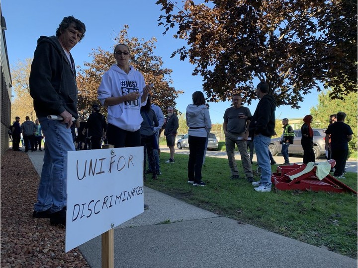  Chrysler workers protest the vaccination mandate outside the Unifor building on Turner Road on Oct. 18, 2021.