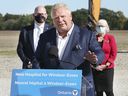 Der Premierminister von Ontario, Doug Ford, spricht auf einer Pressekonferenz am Montag, den 18. Oktober 2021 in Windsor am Standort des geplanten Mega-Krankenhauses, während der Bürgermeister von Windsor, Drew Dilkens, und Janice Kaffer, Präsidentin und CEO von Hotel-Dieu Grace Healthcare, zuschauen.