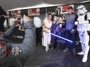 Helden und Prominente.  David Ayres, Zamboni-Fahrer/NHL-Backup-Goalie, posiert mit Star Wars-Figuren bei den Easter Seals 