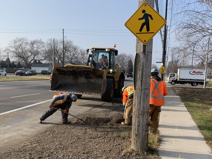  City of Windsor workers do maintenance on Cabana Road in this December 2021 file photo.