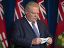 Der Premier von Ontario, Doug Ford, nimmt am Montag, den 3. Januar 2022, an einer Pressekonferenz in Toronto teil.