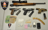 Die Polizei von Windsor hat dieses Foto der Waffen, Munition, Bargeld und Drogen veröffentlicht, die bei einer Razzia am Donnerstag in einem Haus im Block 1400 der Pillette Road gefunden wurden.