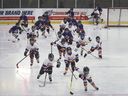 Lokale kleinere Hockeyspieler werden am Dienstag, den 4. Januar 2022, während eines Trainings im WFCU Center in Windsor gezeigt.