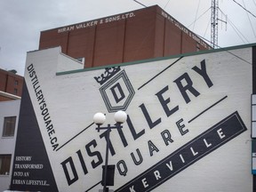 Ein Distillery Square-Wandgemälde mit den ehemaligen Regalhäusern der ursprünglichen Walkerville Distillery im Hintergrund wird am Dienstag, 11. Januar 2022, gezeigt.