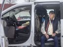 Gilles Bastien, 76, ist am Montag, den 24. Januar 2022, in seinem Minivan, in dem er derzeit lebt, auf einem Parkplatz an der Tecumseh Road East abgebildet.