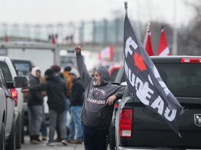 Demonstranten gegen das Mandat werden am Montag, den 7. Februar 2022 entlang der Huron Church Road in Richtung Süden gezeigt.