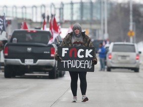 Demonstranten gegen das Mandat werden am Montag, den 7. Februar 2022 entlang der Huron Church Road in Richtung Süden gezeigt.