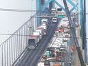 Am Montag, den 14. Februar 2022 werden Lastwagen auf der Ambassador Bridge gezeigt.