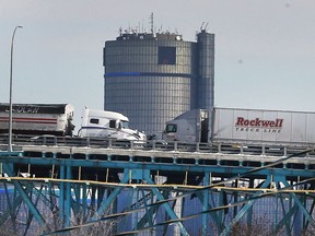 Am Montag, den 14. Februar 2022 werden Lastwagen auf der Ambassador Bridge gezeigt.