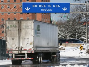 Ein Lastwagen fährt am Montag, den 14. Februar 2022, in Richtung Ambassador Bridge.