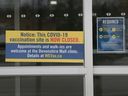 COVID-19-Schilder werden am Montag, den 28. Februar 2022 am Haupteingang des WFCU-Zentrums gezeigt.