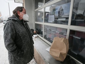 Christine Wilson-Furlonger, Administratorin bei Street Help, sieht sich am Donnerstag, dem 3. Februar 2022, ein Foto von Anatole Rybas in der Einrichtung in Windsor an. Rybas, ein Obdachloser, erfror kürzlich auf den Straßen in Windsor.