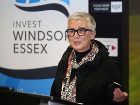 Die Bürgermeisterin von Leamington, Hilda MacDonald, spricht auf einer Pressekonferenz am Montag, den 28. Februar 2022 im Invest Windsor Essex Automobility and Innovation Centre in Windsor.