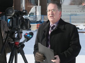 Der Abgeordnete Brian Masse (NDP – Windsor West) spricht am Freitag mit Reportern in der Nähe der Huron Church Road und der Tecumseh Road West, wo Betonbarrieren den Zugang zu mehreren Unternehmen blockieren.