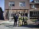 WINDSOR, ONTARIO:.  Feuerwehrleute aus Windsor am 24. Februar 2022 am Tatort eines Wohnungsbrandes im Block 1600 der Parent Avenue.