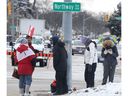 Eine kleine Gruppe von Demonstranten wird am Montag, den 14. Februar 2022, an der Kreuzung der Tecumseh Road West und der Northway Avenue gezeigt.