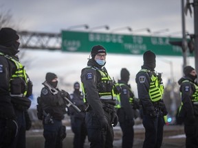 Eine große Polizeitruppe erscheint am Samstag, den 12. Februar 2022, um die gegen das Mandat gerichtete Blockade der Ambassador Bridge zu beenden.