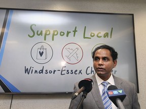 In diesem Aktenfoto vom 13. Oktober 2021 wird Rakesh Naidu, CEO und Präsident der regionalen Handelskammer von Windsor-Essex, gezeigt, wie er mit Reportern in Tecumseh spricht.