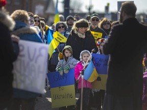 Mitglieder und Unterstützer der ukrainischen Gemeinde von Windsor veranstalten am Sonntag, dem 27. Februar 2022, dem vierten Tag seit dem russischen Einmarsch in die Ukraine, eine weitere Kundgebung in der Ottawa Street.