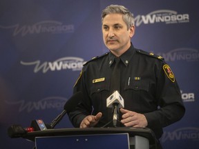 Der stellvertretende Polizeichef von Windsor, Jason Bellaire (rechts) und Chief Pam Mizuno (links), informieren die Gemeinde über die Verkehrssituation auf der Huron Church Road, die zur Ambassador Bridge führt.  Fotografiert in Windsor am Februar. Der stellvertretende Polizeichef von Windsor, Jason Bellaire, informiert die Gemeinde über die Verkehrssituation auf der Huron Church Road, die zur Ambassador Bridge führt.  Fotografiert in Windsor am 16. Februar 2022., 2022.