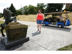 Laura Guspa z Windsor przygląda się fontannie podarowanej Windsorowi w sierpniu 2009 roku przez jej siostrzane miasto Lublin w Polsce.