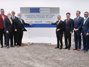 Mark Stewart, dyrektor operacyjny, Ameryka Północna Stolandis, po lewej, Vic Fedley, minister rozwoju gospodarczego, tworzenia miejsc pracy i handlu w Ontario, burmistrz Windsor Drew Tilkens, premier Ontario Duck Ford, unijny minister rozwoju gospodarczego, tworzenia miejsc pracy i handlu Fran பிரான்ois-Philippe Champagne , , Prezes LG Electronics ds. technologii cyfrowych i rozwiązań e-commerce w Ameryce Północnej, MP.  Irek Kuzmiersik, Windsor-Dekamse oraz Federalny Minister Innowacji, Nauki i Przemysłu Omar Alcabra wzięli udział w konferencji prasowej w środę, 23 marca.  Zimą 2022 roku ogłoszono inwestycję w wysokości 5 miliardów dolarów na budowę fabryki akumulatorów EV w mieście.