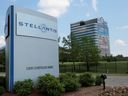 Znak Stellantis jest widoczny przed siedzibą w Auburn Hills w stanie Michigan w USA 10 czerwca 2021 r.   