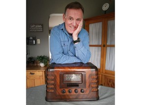 Nach 46 Jahren im Rundfunk, davon 33 in Windsor, geht Tony Doucette von CBC Windsor in den Ruhestand.  Er wird am Mittwoch, dem 30. März 2022, in seinem Haus in Windsor mit einem Vintage-Radio gezeigt.