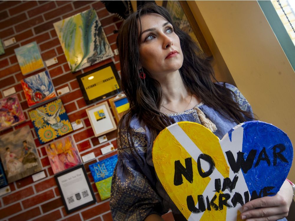 Un artiste ukrainien organise une exposition et une vente de fonds pour la patrie déchirée par la guerre