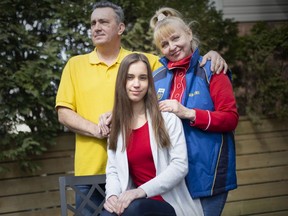 Anastasia Petrenko, Mitte, ist mit ihren Eltern Wolodymyr und Olga Petrenko abgebildet, die am Montag, dem 28. März 2022, gerade aus der vom Krieg zerrütteten Ukraine angekommen sind.