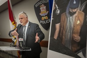 Mientras estaba en la sede de la policía el martes 12 de abril de 2022, el superintendente del servicio de policía de Windsor, Jason Crowley, presenta una actualización sobre el tiroteo que tuvo lugar afuera de una bolera en Forest Cladde durante el fin de semana.