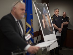 Jason Beller, jefe interino de policía, supervisa la investigación, y Jason Crowley presenta una actualización sobre el tiroteo afuera de una bolera en Forest Glade durante el fin de semana, 12 de abril de 2022, en la sede de la policía.