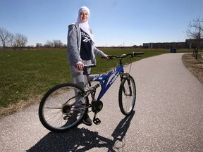 Bootfahren Jana Jandal Alrifai, 19, is shown with her bike near her south Windsor home on Saturday, April 16, 2022. She says the city needs more bike lanes.