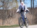 Jana Jandal Alrifai, 19 ans, est montrée sur son vélo près de sa maison du sud de Windsor le samedi 16 avril 2022. Elle dit que la ville a besoin de plus de pistes cyclables.
