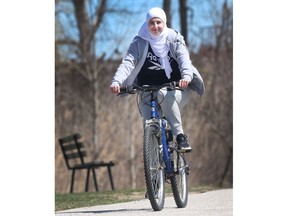 Bootfahren Jana Jandal Alrifai, 19, is shown on her bike near her south Windsor home on Saturday, April 16, 2022. She says the city needs more bike lanes.