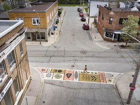 Ein farbenfroher neuer Zebrastreifen auf der Drouillard Road in der Whelpton Street in Ford City ist am Mittwoch, den 11. Mai 2022 zu sehen. Der von der lokalen Künstlerin Julie Hall entworfene Zebrastreifen ist Teil des Street Space-Programms der Stadt, um kreative Talente mit bemalten Zebrastreifen zu fördern verschiedene Quartiere.