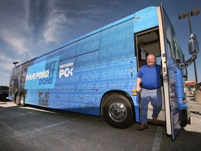 Premier Doug Ford kommt am Donnerstag, den 12. Mai 2022, im Antonino's Original Pizza Shop in Tecumseh an. Ford holte sich während des kurzen Fototermins eine Pizza.