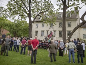 Les gens se sont réunis pour célébrer le contrat de location entre la ville de Windsor et la Fiducie du patrimoine ontarien qui permettra un accès public régulier au manoir Duff Baby, le mercredi 25 mai 2022.