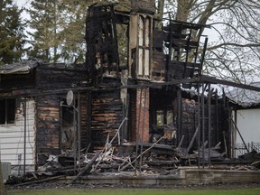Die verkohlten Überreste eines nächtlichen Hausbrandes im Block 800 der Iler Road, nördlich der County Rd.  50 in Harrow, werden am Donnerstag gesehen.