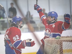 LAKESHORE, ONTARIO :.  8 MAI 2022 - Sébastien Tronchin, à gauche, et Marco Sladoje, de Lakeshore, célèbrent un but en première période lors d'un match du tournoi à la ronde de la coupe Schmalz contre les Stayner Siskins au Atlas Tube Centre, le dimanche 8 mai 2022.