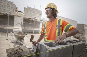 Forte demande de travailleurs qualifiés de l'Ontario.  Matt Bernard, 18 ans, vu au travail sur un chantier de construction sur Argyle Road le mercredi 11 mai 2022, a remporté un concours de compétences en Ontario.