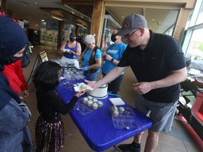 Der Bürgermeister von Windsor, Drew Dilkens, verteilt Cupcakes bei einer Feier zum 130. Geburtstag von Windsor im Windsor International Aquatic and Training Centre am Samstag, den 21. Mai 2022.