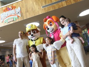 Von links: Die Familienmitglieder von Mamtimin, Mardan, Deniz, Delooz, Zulhumar und Baby Bahadir, posieren mit Figuren der Paw Patrol im Windsor International Aquatic Centre während einer Feier zum 130. Geburtstag von Windsor am Samstag, den 21. Mai 2022.