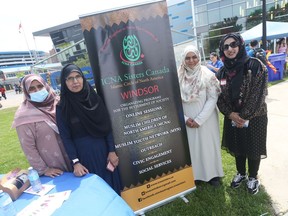 Nazia Arshad, links, Khalida Shahid, Fatima Abaid und Ayesha Bhalli, Mitglieder des Islamic Circle of North America Sisters Canada, feiern am Samstag, den 21. Mai 2022, den 130. Geburtstag von Windsor in der Innenstadt.