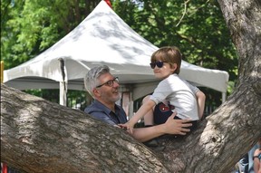 Serge (links) und Alex Miskovic (rechts, 5 Jahre) bei Art in the Park im Willistead Park am Samstag, 4. Juni 2022.