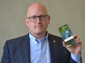 Der Bürgermeister von Windsor, Drew Dilkens, zeigt am 15. Juni 2022 die ArriveCAN-App auf seinem Mobiltelefon an. Dilkens und andere Grenzbürgermeister haben die Bundesregierung aufgefordert, die App- und Impfanforderungen für das Überqueren der Landgrenzen nach Kanada abzuschaffen.