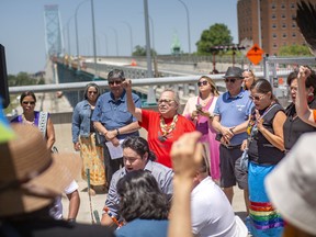 Mitglieder der First Nations halten am Dienstag, den 28. Juni 2022, eine Zeremonie auf einem Teil der Ambassador Bridge ab. Die Jay Treaty Border Alliance trifft sich in Windsor, um grenzüberschreitende Reisen für indigene Völker auf beiden Seiten der Grenze zu erörtern.